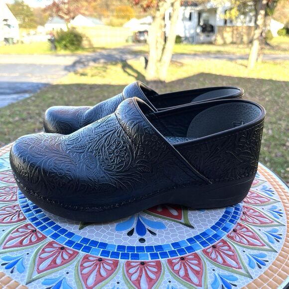 Dansko XP 2.0 Pro Clogs Womens 40 EU /  10 US Black Floral Tooled Leather  Shoes - Picture 7 of 11